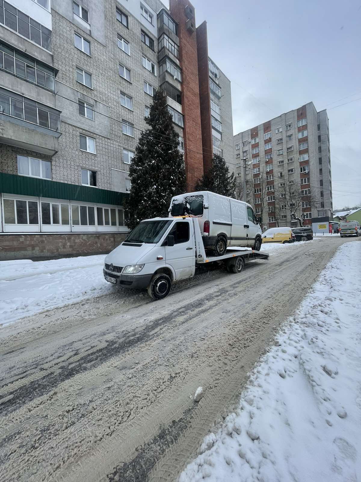 Евакуатор перевозить бус у місті